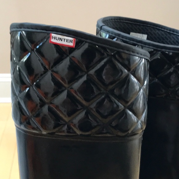 Preowned tall HUNTER rubber boots w quilted top - black - size 8 in box - Picture 3 of 9